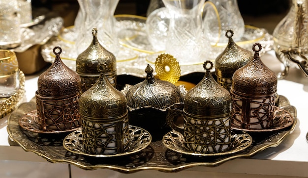 Traditionele handgemaakte koffieset op de bazar-souvenirmarkt in Istanboel, Turkije
