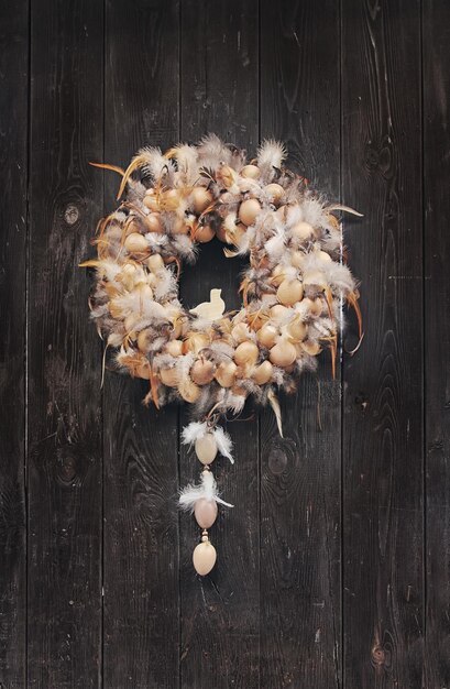 Foto traditionele handgemaakte krans voor pasen buiten op de deur europa