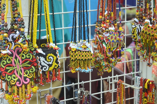 Traditionele handwerk souvenirs van de Dayak