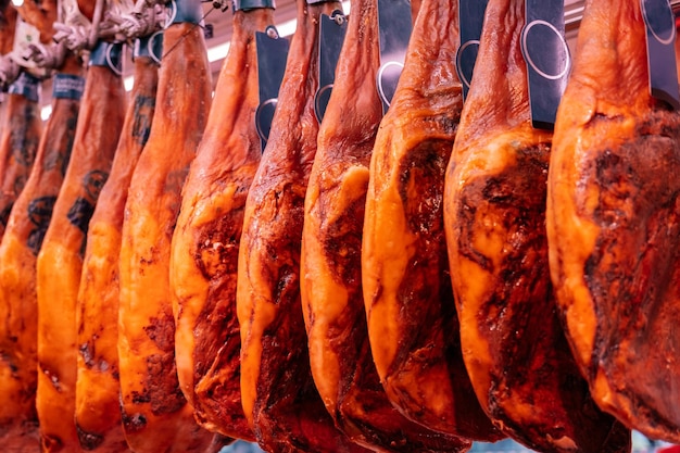 Traditionele hangende gerookte hele hampoot op de straatmarkt in Catalonië