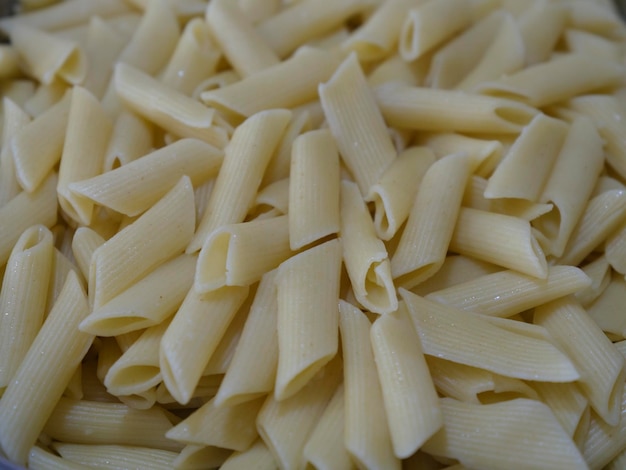 Traditionele heerlijke Italiaanse pasta op tafel