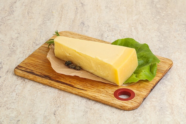 Traditionele heerlijke Parmezaanse kaas over borad