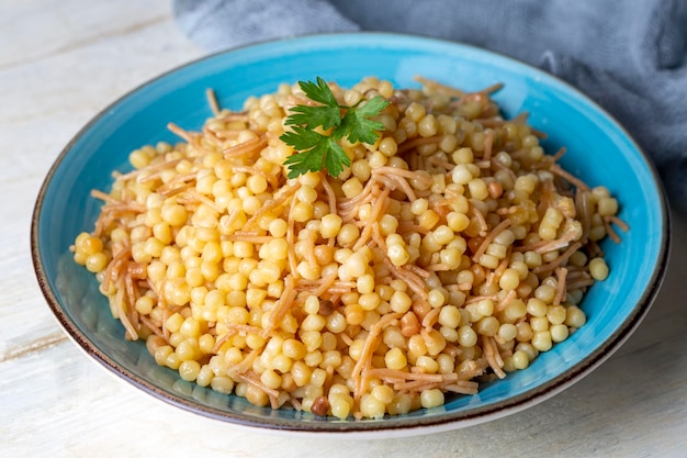 Traditionele heerlijke Turkse gerechten; couscous pilaf met vermicelli (Turkse naam; Sehriyeli kuskus pilavi)