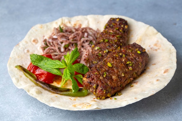 Traditionele heerlijke Turkse keuken kebab type behorend tot Adana en Antep regio's gegrilde pistache kebab Turkse naam fistikli kebab