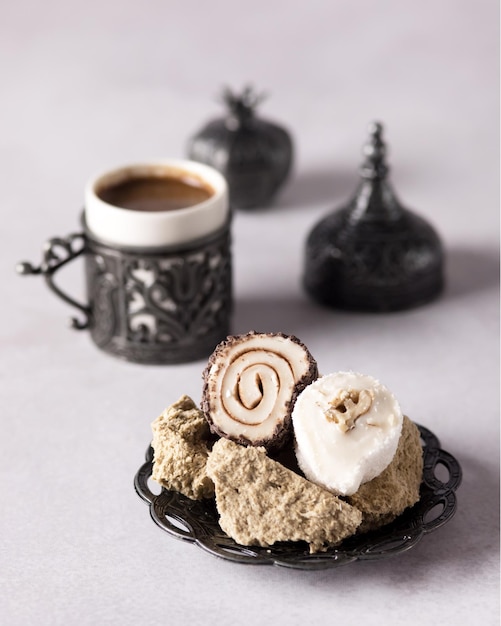 Traditionele heerlijke Turkse koffie en Turks fruit Locum Gray Background