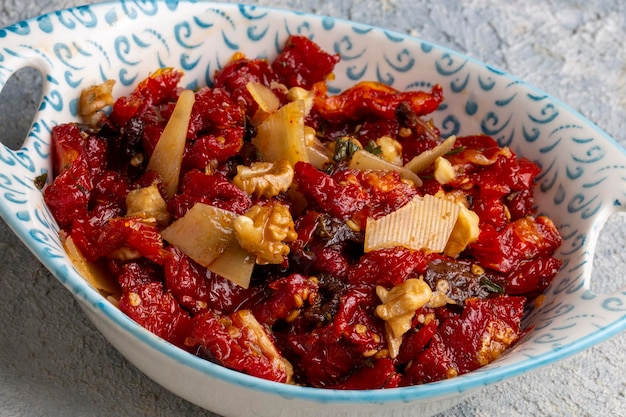 Traditionele heerlijke Turkse voorgerechten Gedroogde tomaten voorgerecht salade met walnoten Turkse naam Kurutulmus domates mezesi salatasi