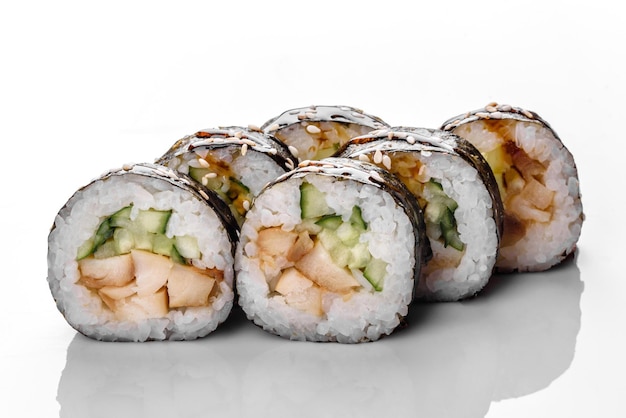 Traditionele heerlijke verse sushi roll ingesteld op een witte achtergrond met reflectie