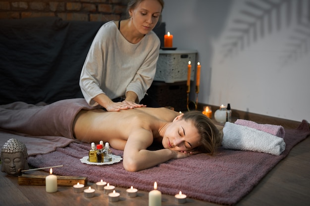 Traditionele helende massage. Blanke vrouw masseur