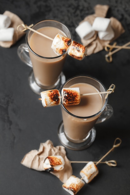 Traditionele herfst- en wintercocktails, alcohol. Kampvuur warme chocolademelk cocktail met geroosterde marshmallow. Cacao latte marshmallow