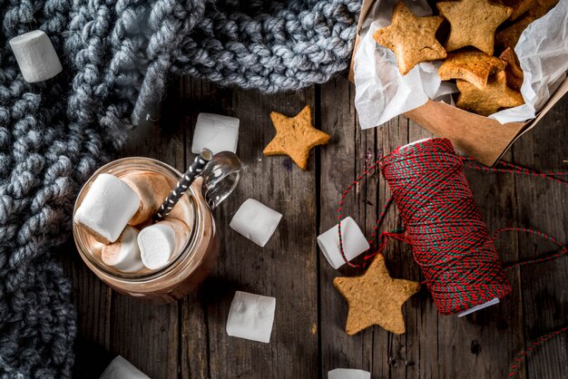 Traditionele herfst winter drankjes en lekkernijen. Kop warme chocolademelk met marshmallow en gemberkoekjessterren