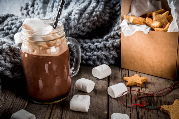 Traditionele herfst winter drankjes en lekkernijen. Kop warme chocolademelk met marshmallow en gemberkoekjessterren