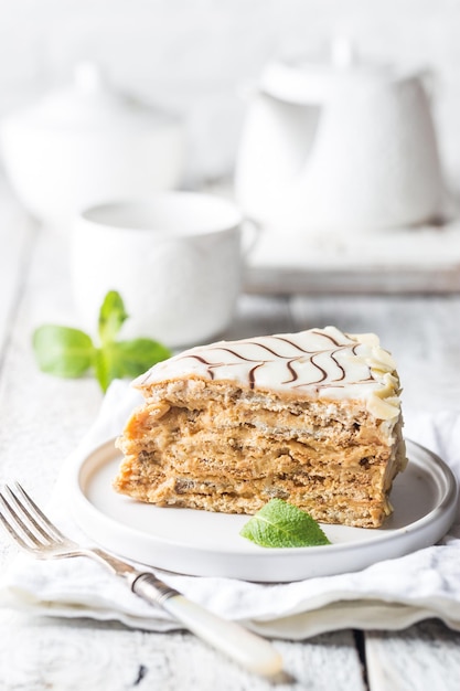 Traditionele Hongaarse Esterhazy fluitje van een cent op een witte houten achtergrond.