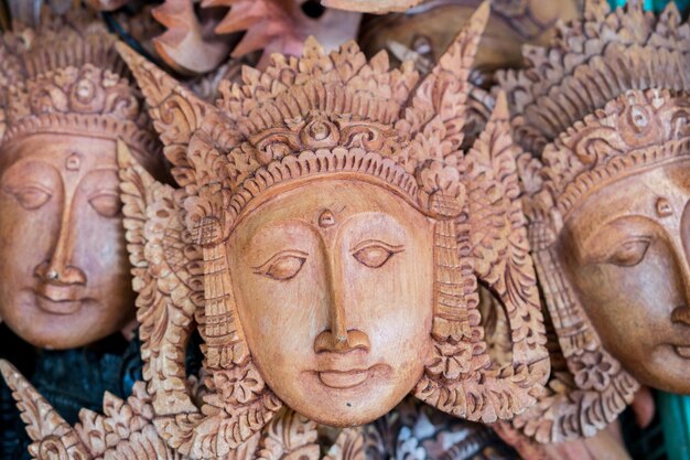 Traditionele houten Balinese maskers verkocht als souvenir