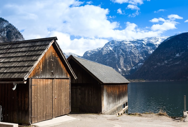 Traditionele houten boothuizen