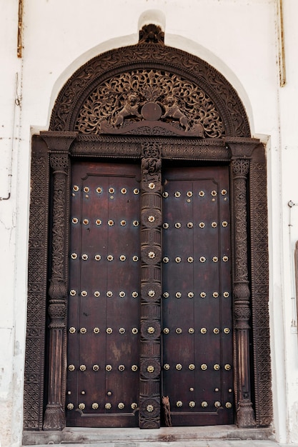 Traditionele houten grote toegangsdeuren uit Zanzibar. Tanzania