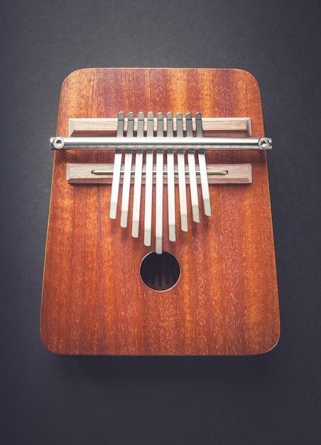 Traditionele houten kalimba geïsoleerd op zwart