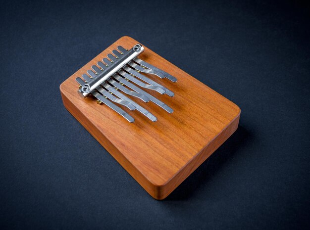 Traditionele houten kalimba geïsoleerd op zwarte achtergrond