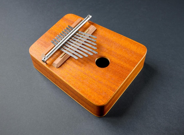 Traditionele houten kalimba geïsoleerd op zwarte achtergrond