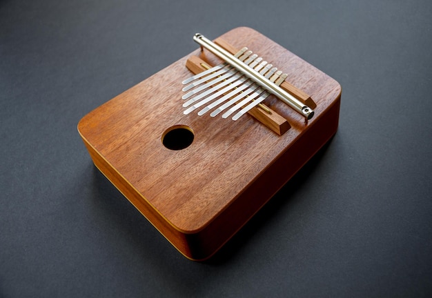 Traditionele houten kalimba geïsoleerd op zwarte achtergrond