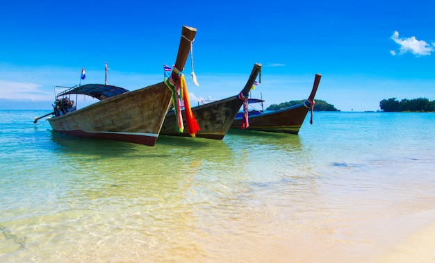 Traditionele houten Thaise boten in de kust