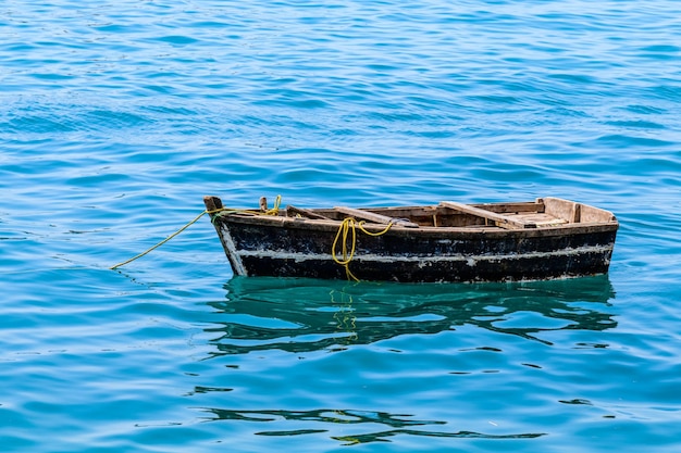 Traditionele houten vissersboot op het eiland Tanzania van Zanzibar