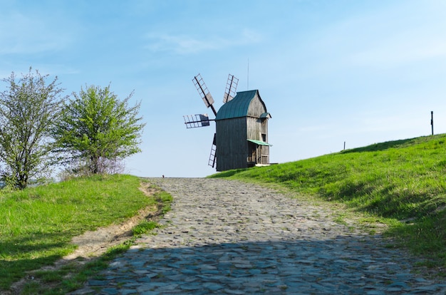 Foto traditionele houten windmolen in oekraïne, pyrogovo, kiev