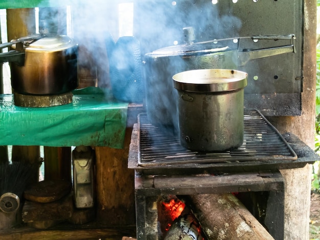 Traditionele houtkachel die typisch Braziliaans eten bereidt in de keuken van een boerderij