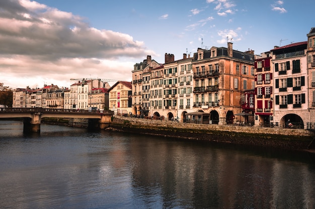 Traditionele huizen aan de rivier in Baiona-Bayonne, Baskenland.