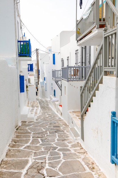 Traditionele huizen met blauwe deuren en ramen in de smalle straten van Grieks dorp in Mykonos, Griekenland