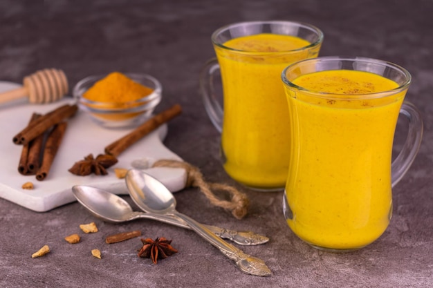 Traditionele Indiase drank kurkuma gouden melk met ingrediënten gember kurkuma honing