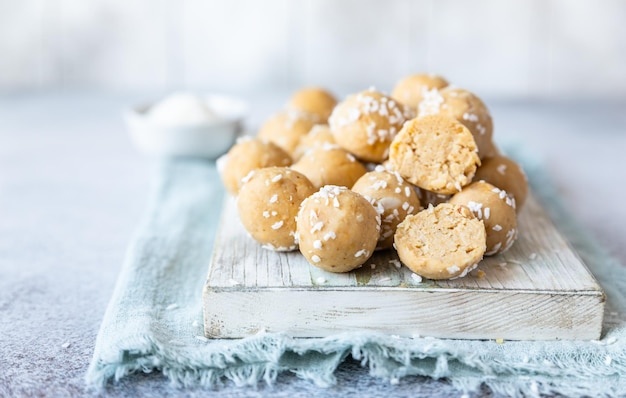 Traditionele Indiase festivalsnoepjes Laddoo of Laddu Populaire zoete snack in India Veganistische snoepjes