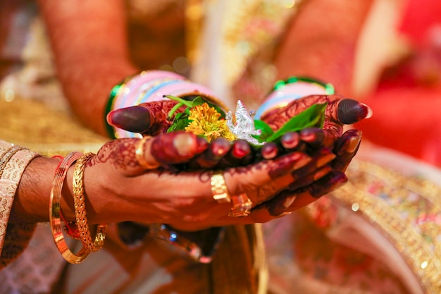 Traditionele Indiase huwelijksceremonie, bruidegom hand in hand in de hand van de bruid