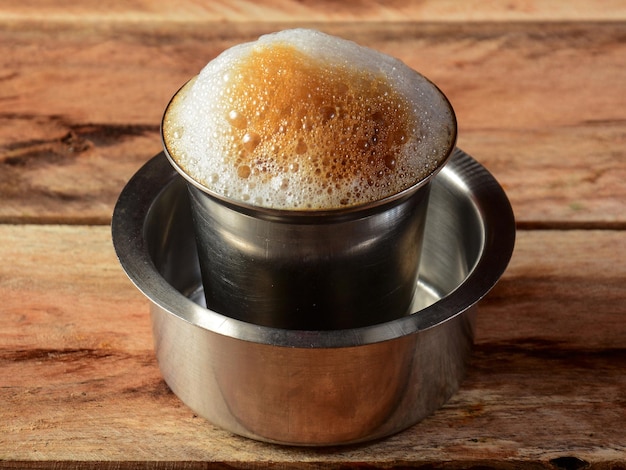Traditionele Indiase Madras filterkoffie in een stalen beker, ook bekend als tuimelaar en dabarah Zuid-Indiase stijl selectieve focus
