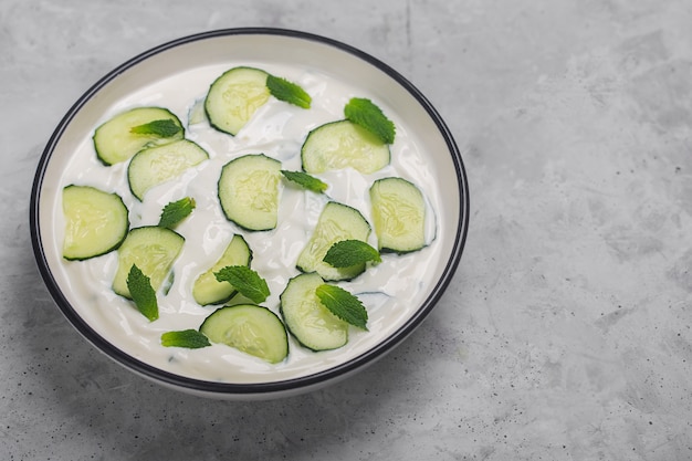 Traditionele Indiase Raita met komkommer, Griekse yoghurt en koriander