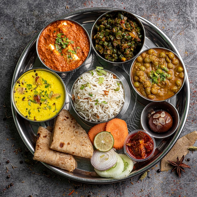 Traditionele Indiase Thali met een verscheidenheid aan smaken