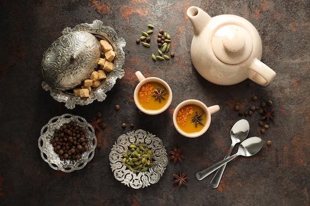 Traditionele Indiase warme drank met melk en kruiden Masala thee