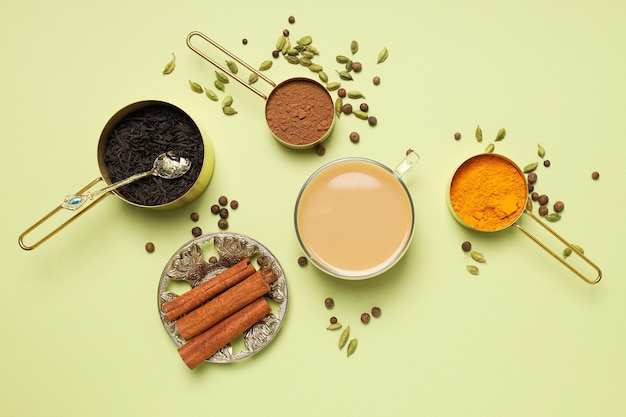 Traditionele Indiase warme drank met melk en specerijen Masala thee