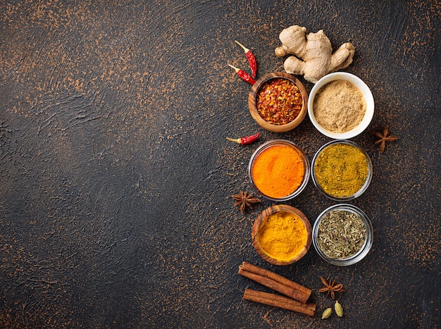 Traditionele Indische kruiden op roestige achtergrond