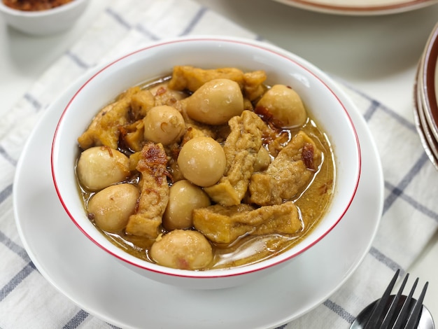 Traditionele Indonesische keuken: Semur Tahu Telur Puyuh of zoete tofu met kwarteleitje