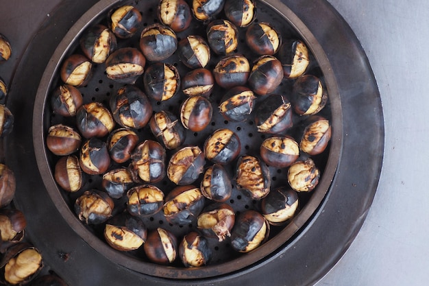 Foto traditionele istanbul streetfood gegrilde kastanjes op een rij