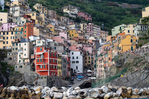 Traditionele Italiaanse architectuur, kleurrijke huizen op de heuvels in Vernazza, Italiaanse Riviera, Cinque