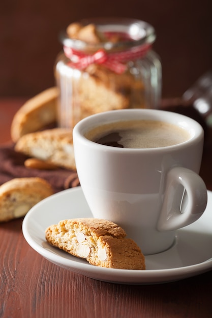 Traditionele Italiaanse cantuccinikoekjes en koffie