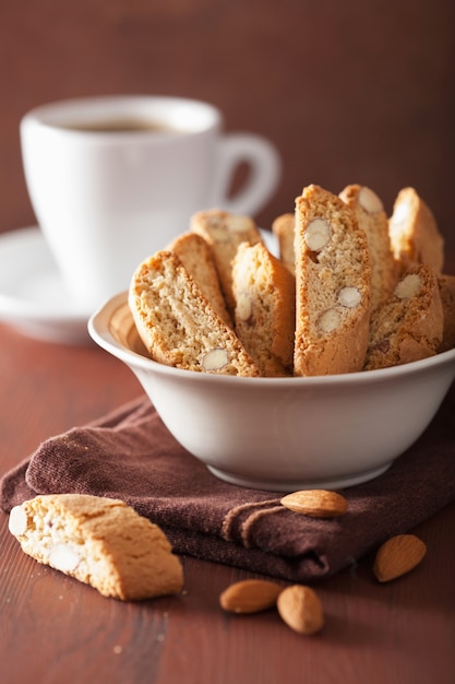 Traditionele Italiaanse cantuccinikoekjes en koffie