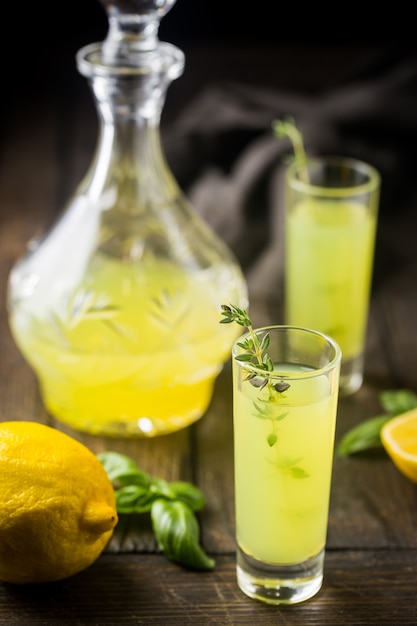 Traditionele Italiaanse citroenlikeur limoncello en verse citruscitroen. Alcoholische drank.