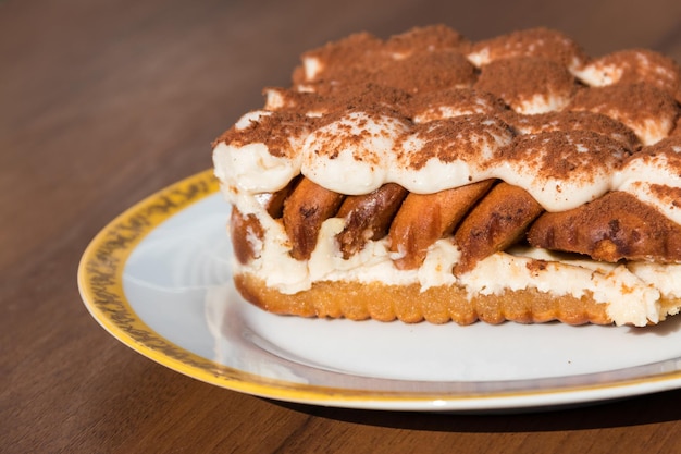 Traditionele Italiaanse desserttiramisu op een tafel