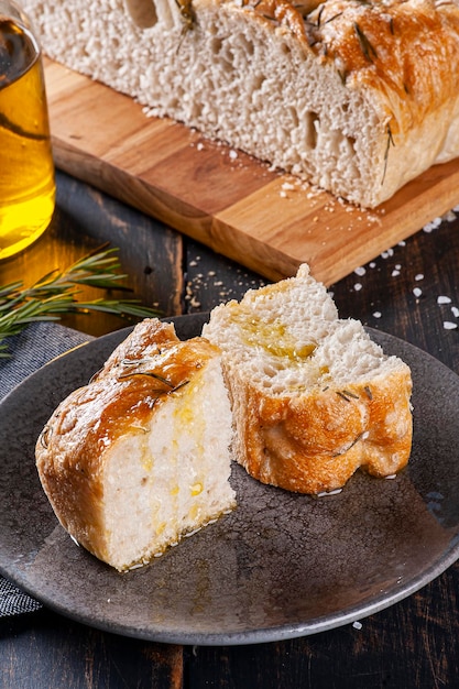 Traditionele Italiaanse focaccia met rozemarijn en grof zout Zelfgebakken brood focaccia