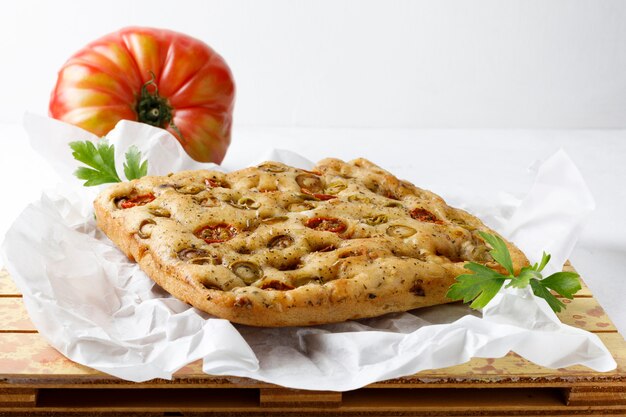 Traditionele Italiaanse focaccia met tomaat en olijven