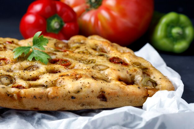 Traditionele Italiaanse focaccia met tomaat en olijven