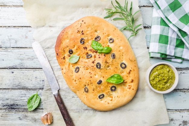 Traditionele Italiaanse focaccia met zwarte olijven en rozemarijn