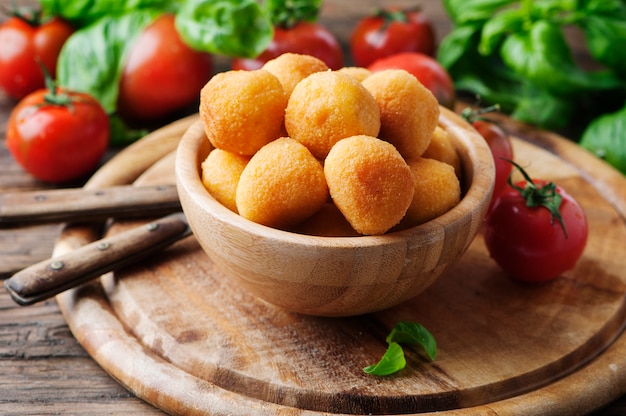 Traditionele Italiaanse gebakken ballen van mozzarella